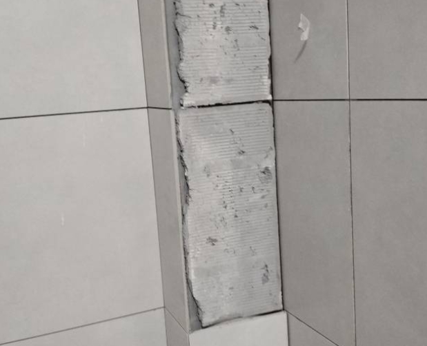 猇亭瓷砖空鼓维修公司分享下瓷砖施工前基层浇水润湿程度不足，可能导致以下问题