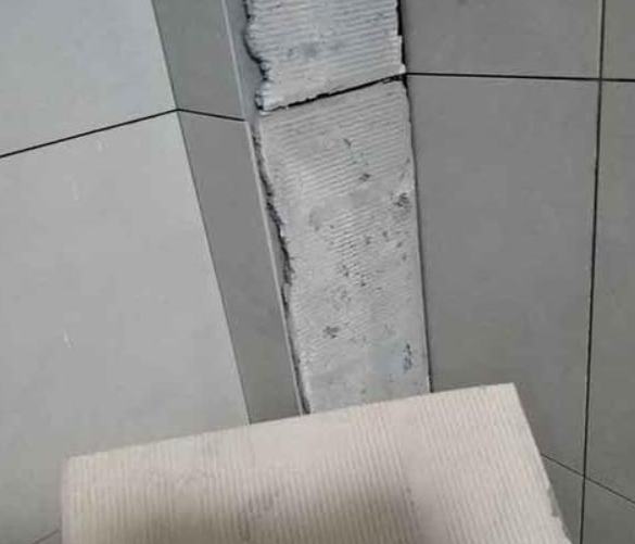 猇亭瓷砖空鼓维修公司分享下厨房瓷砖脱落的补救措施。